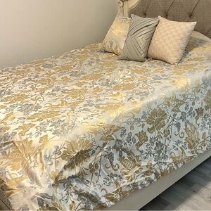 Luxurious Gold and Gray Queen Floral Quilt